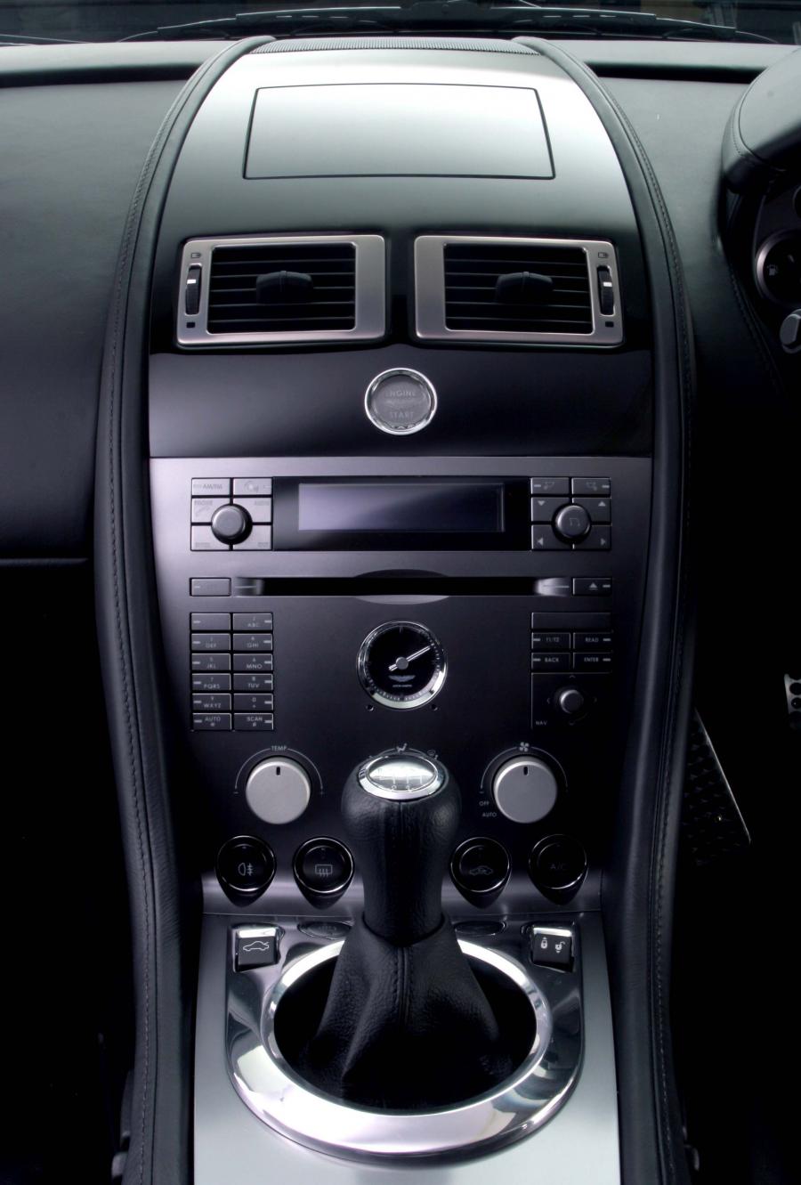 Детали интерьера Aston Martin DB9 2004 года  (UK) (фото 19 из 24)